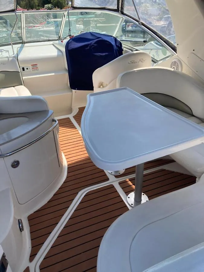 Hebergement Insolite Sur Un Bateau A Quai 라론드레모레